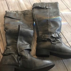 Grey women’s boots